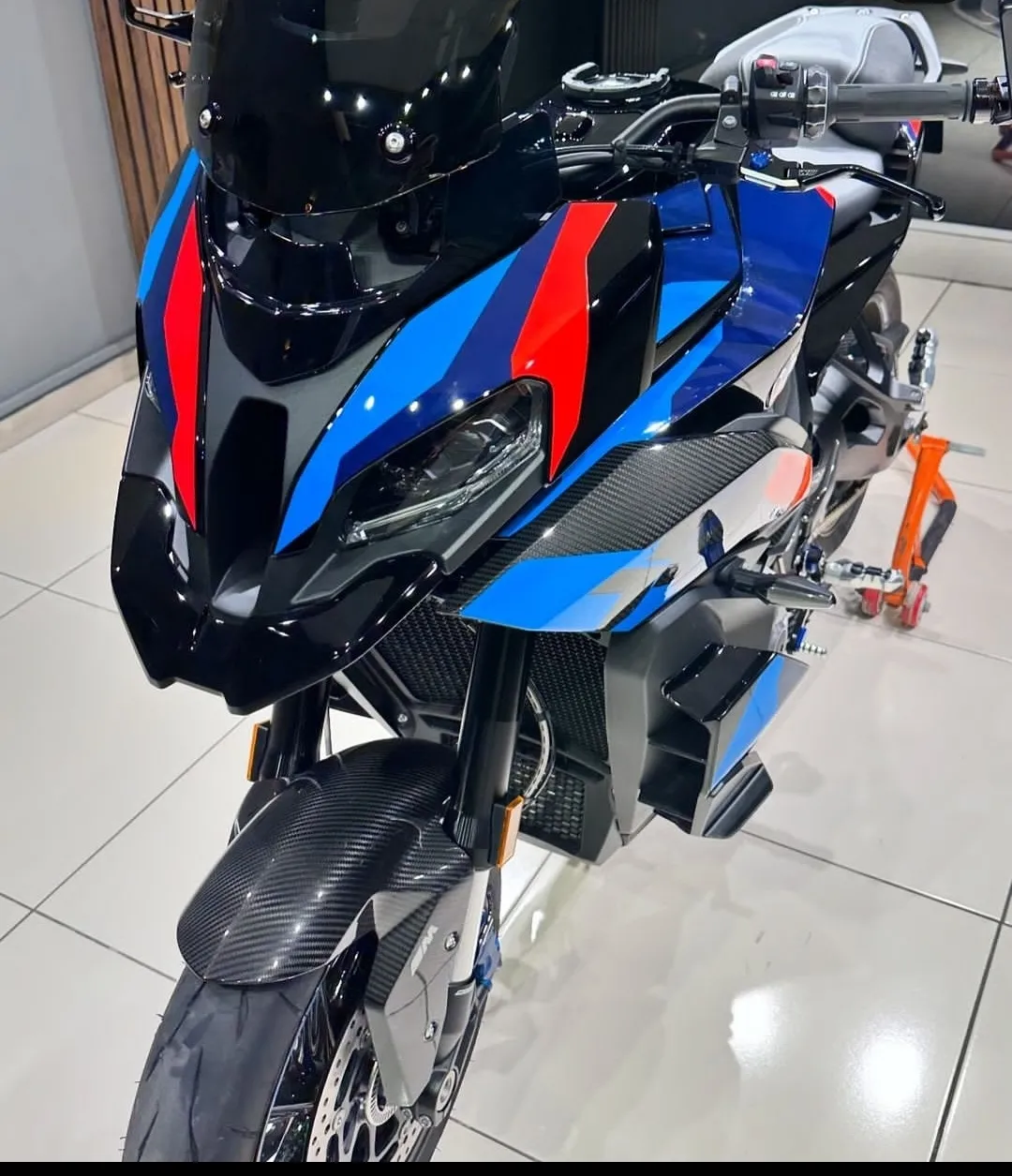MCB Garage: Araç ve Motosiklet Kaplama ile Boya Bakımında Mükemmellik